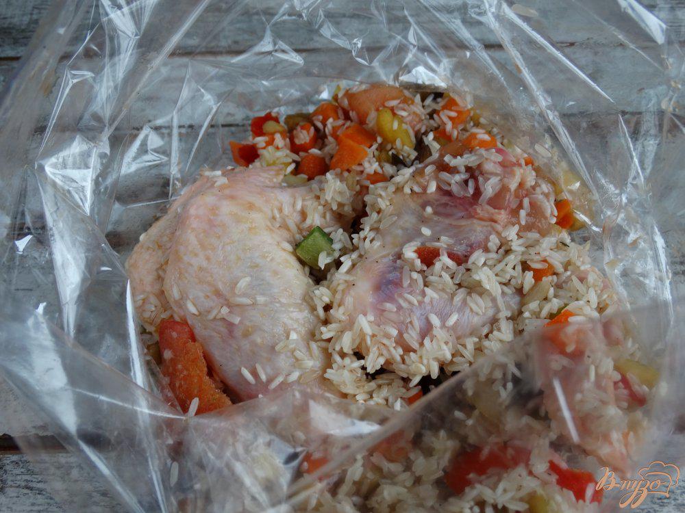 Овощи в рукаве для запекания с курицей. Курица в рукаве для запекания на рисе. Курица с рисом в пакете для запекания. Курица с рисом и овощами в рукаве для запекания. Курица с рисом в духовке в рукаве для запекания.