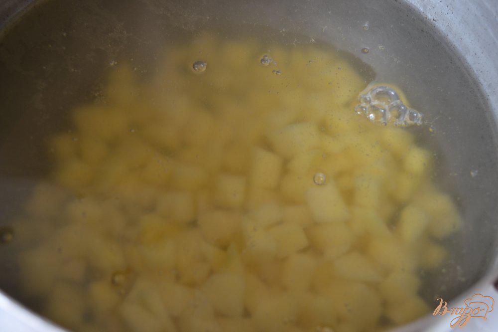 В какую воду кидать картошку для супа.