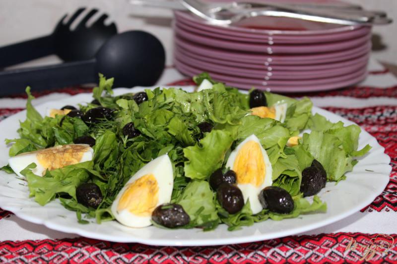 Фото приготовление рецепта: Салат с зеленью и вялеными маслинами шаг №6