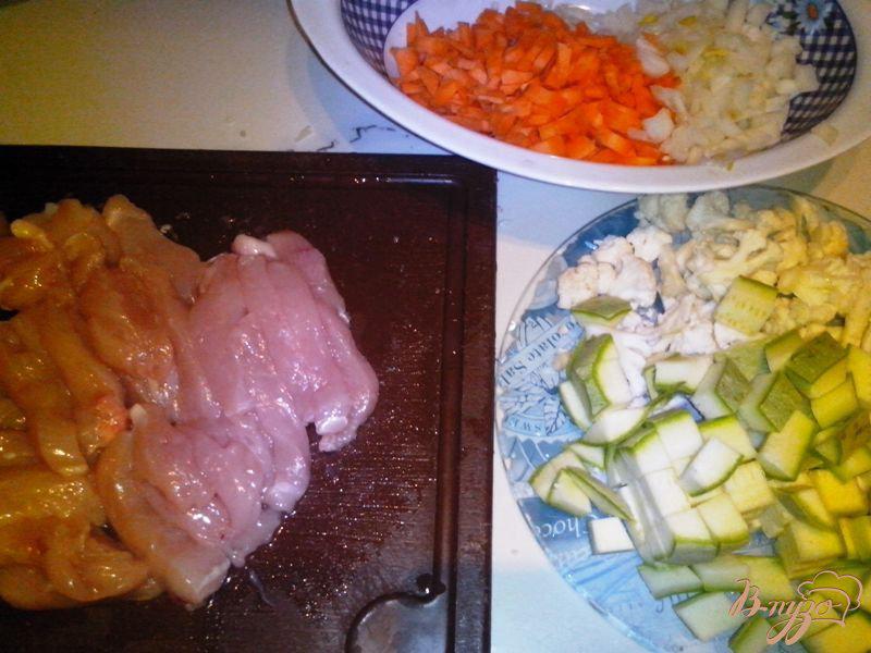 Фото приготовление рецепта: Куриное филе с молодыми овощами и сливками шаг №2