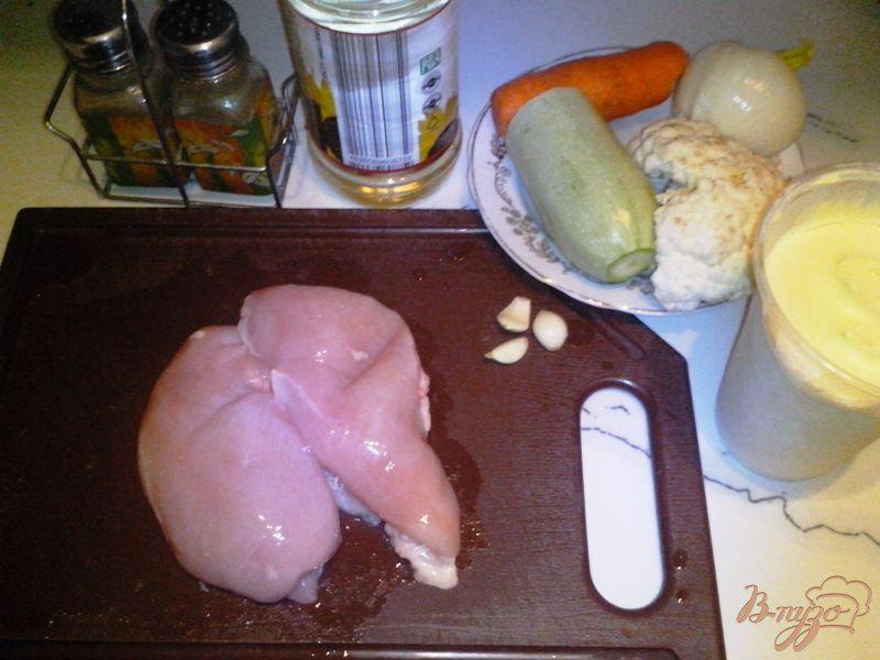 Фото приготовление рецепта: Куриное филе с молодыми овощами и сливками шаг №1