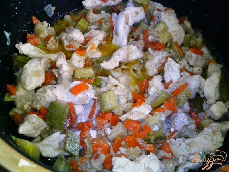 Фото приготовление рецепта: Куриное филе с молодыми овощами и сливками шаг №4