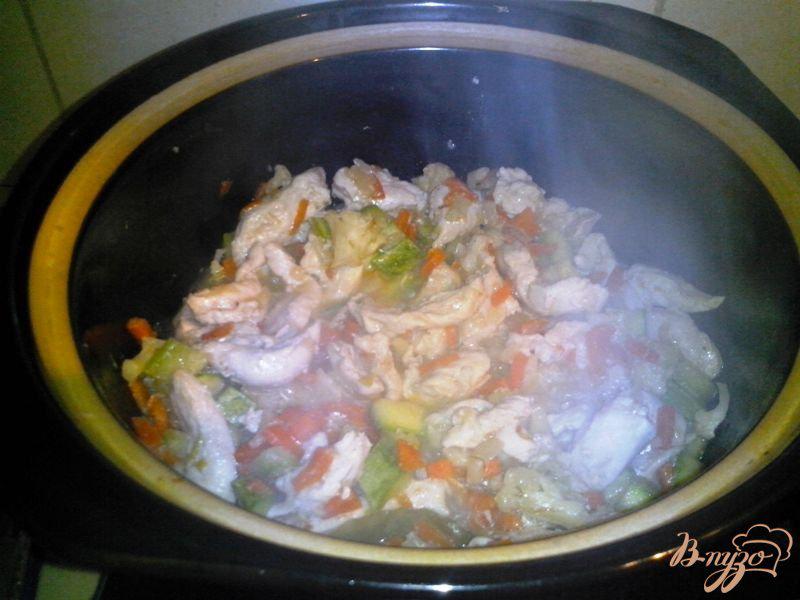 Фото приготовление рецепта: Куриное филе с молодыми овощами и сливками шаг №3