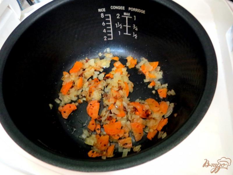 Фото приготовление рецепта: Суп с лесными грибами и цветной капустой в мультиварке шаг №4