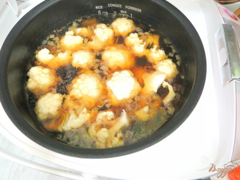 Фото приготовление рецепта: Суп с лесными грибами и цветной капустой в мультиварке шаг №7