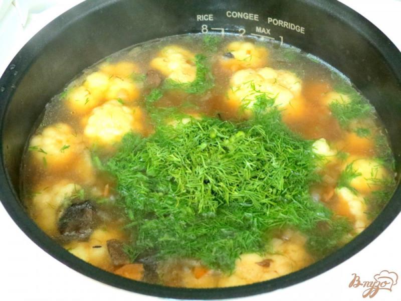 Фото приготовление рецепта: Суп с лесными грибами и цветной капустой в мультиварке шаг №8