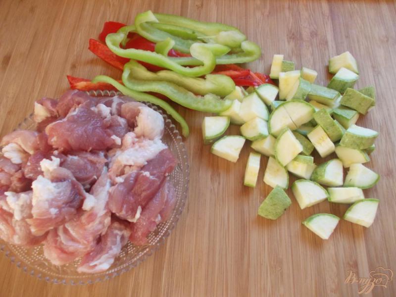 Фото приготовление рецепта: Свинина в горчично-сливочном соусе с овощами шаг №2