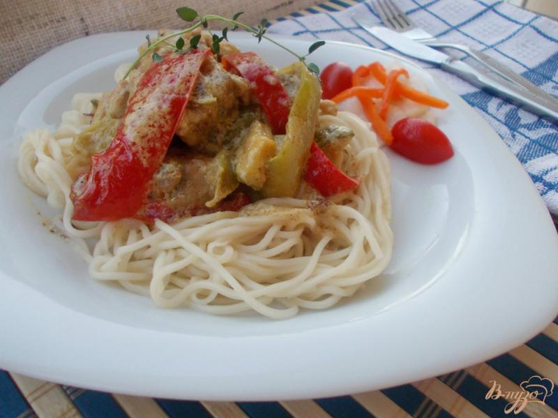 Фото приготовление рецепта: Свинина в горчично-сливочном соусе с овощами шаг №7