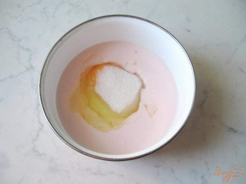 Фото приготовление рецепта: Оладьи  на клубничном йогурте шаг №4