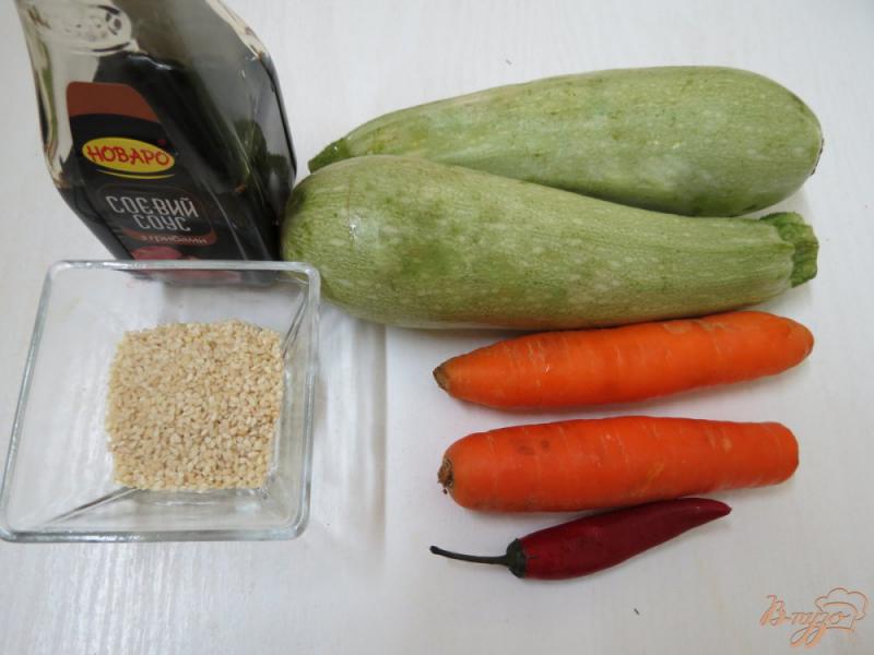 Фото приготовление рецепта: Овощная лапша с кунжутом и соевым соусом шаг №1