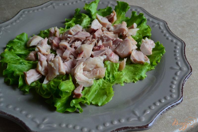 Фото приготовление рецепта: Салат с копченой курицей, черешней  и сыром шаг №4