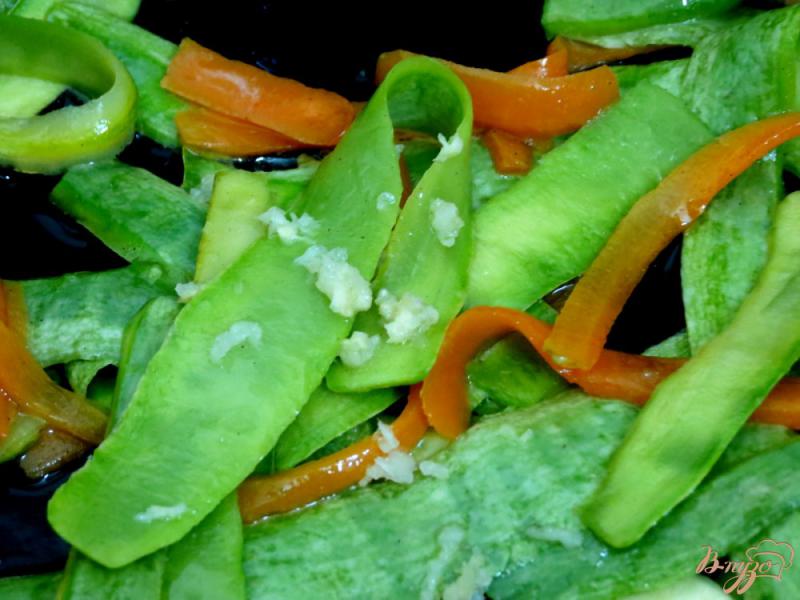 Фото приготовление рецепта: Овощная лапша с кунжутом и соевым соусом шаг №7