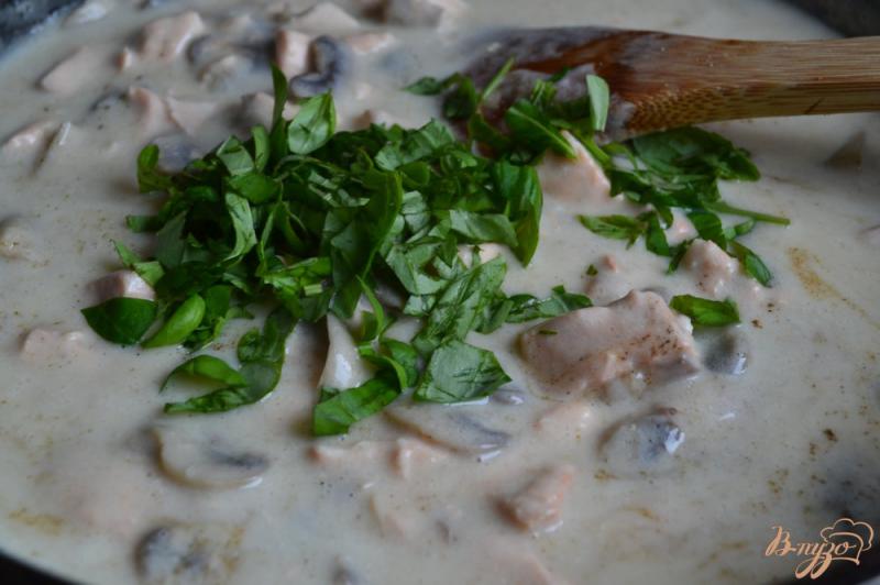 Фото приготовление рецепта: Домашняя паста с соусом из рыбы с шампиньонами шаг №9