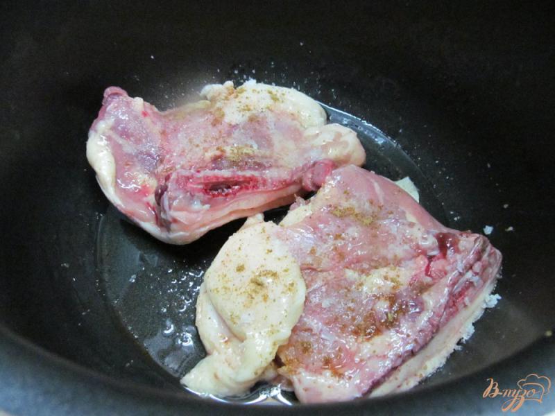 Фото приготовление рецепта: Куриные бедра с фасолью в мультиварке шаг №2