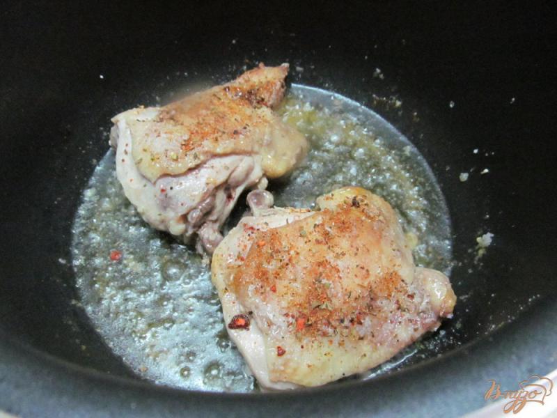 Фото приготовление рецепта: Куриные бедра с фасолью в мультиварке шаг №3