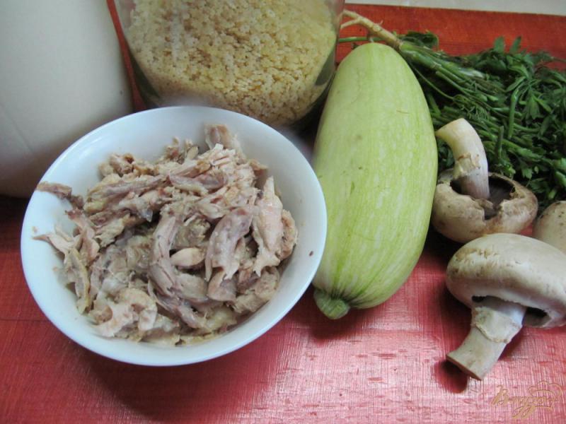 Фото приготовление рецепта: Фаршированные кабачки отваренной курицей и грибами шаг №1