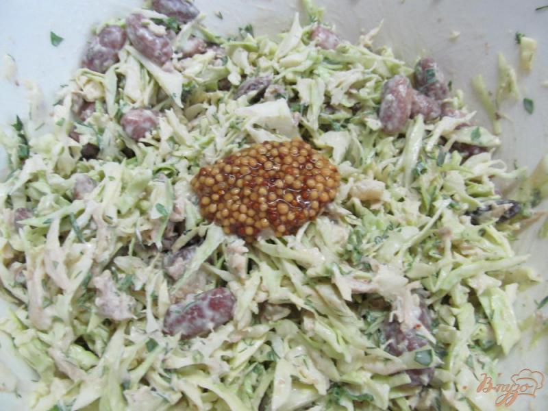 Фото приготовление рецепта: Салат из молодой капусты с фасолью и курицей шаг №6