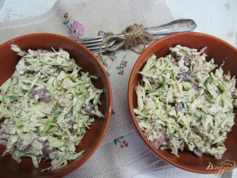 Фото приготовление рецепта: Салат из молодой капусты с фасолью и курицей шаг №7