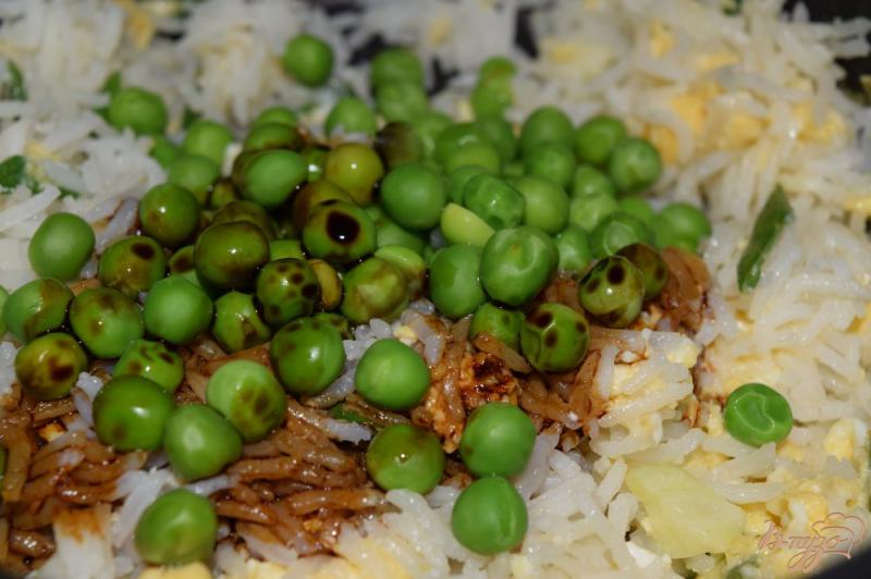 Фото приготовление рецепта: Рис с яйцом по-китайски шаг №7
