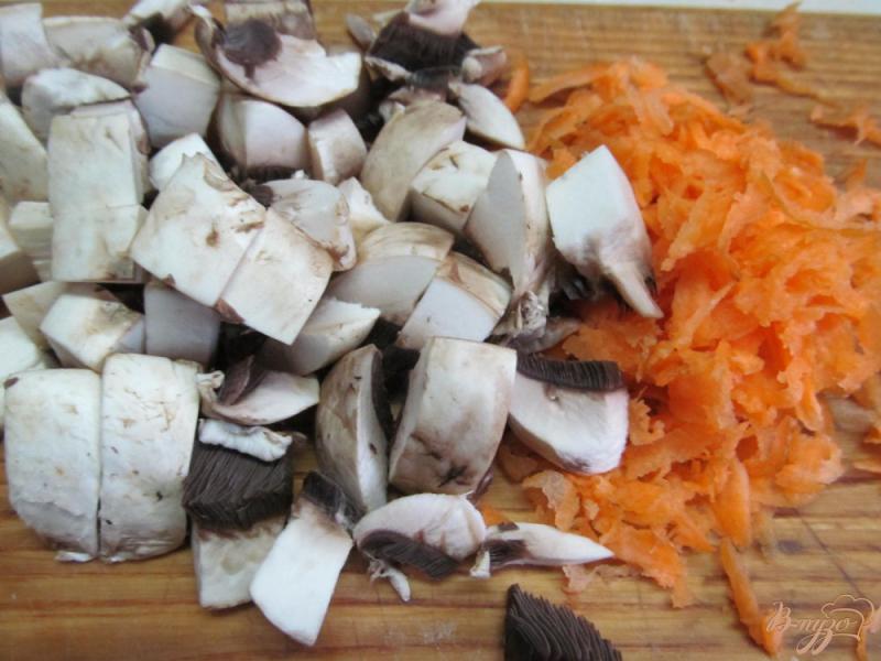 Фото приготовление рецепта: Рисовая каша с грибами и колбасой шаг №2