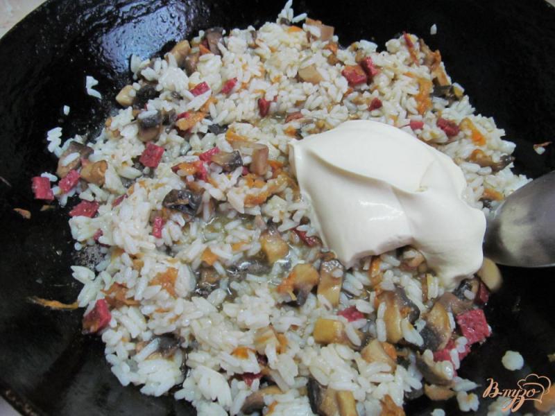 Фото приготовление рецепта: Рисовая каша с грибами и колбасой шаг №5
