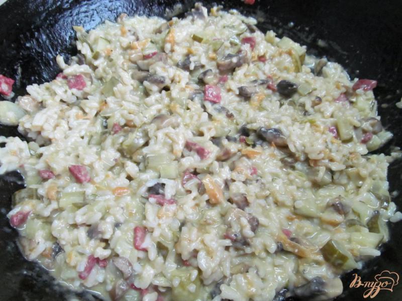 Фото приготовление рецепта: Рисовая каша с грибами и колбасой шаг №7