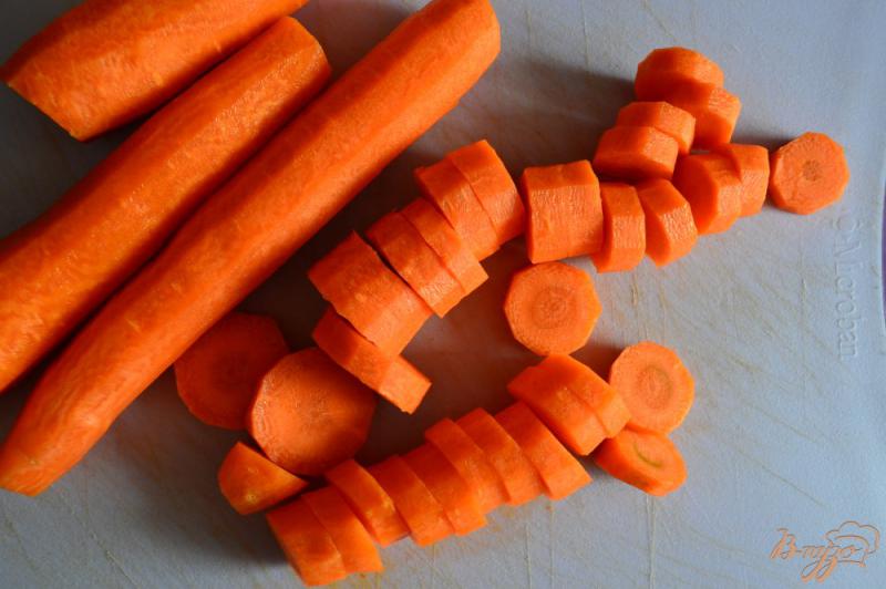 Фото приготовление рецепта: Морковно-гороховое рагу с сосисками шаг №2