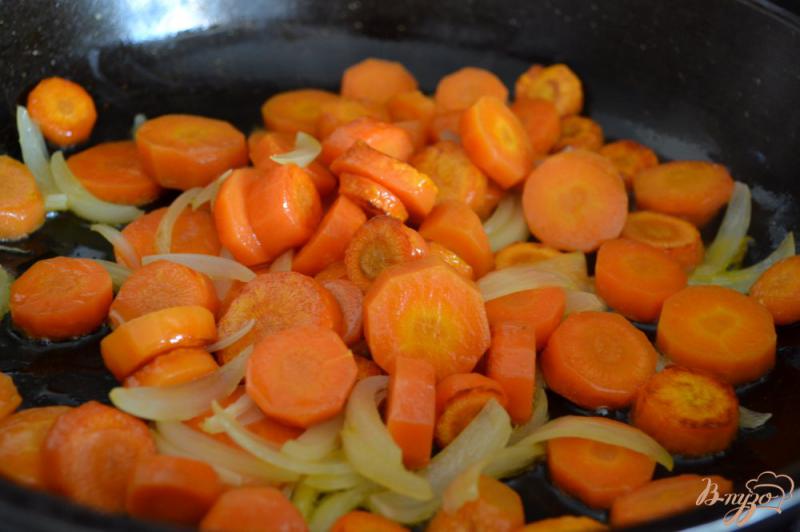 Фото приготовление рецепта: Морковно-гороховое рагу с сосисками шаг №3