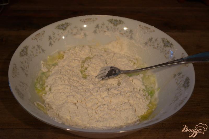 Фото приготовление рецепта: Кабустные оладьи на кефире с чесноком шаг №3