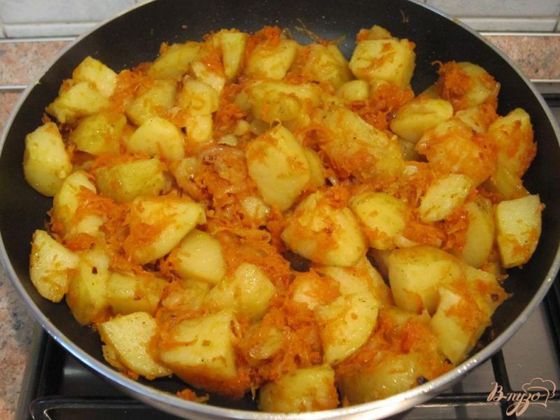Фото приготовление рецепта: Картофель с морковью и луком шаг №7
