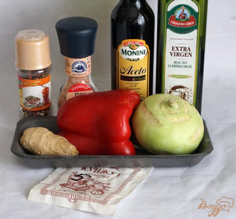 Фото приготовление рецепта: Салат из кольраби с болгарским перцем шаг №1