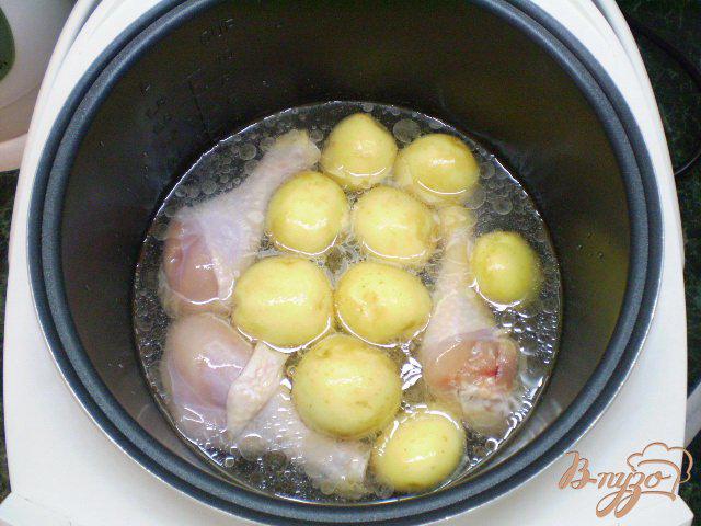 Фото приготовление рецепта: Молодой картофель с мясом и сметаной шаг №3