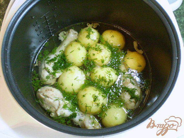 Фото приготовление рецепта: Молодой картофель с мясом и сметаной шаг №4