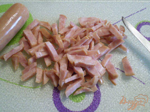 Фото приготовление рецепта: Капустный салат с мясными сосисками шаг №4