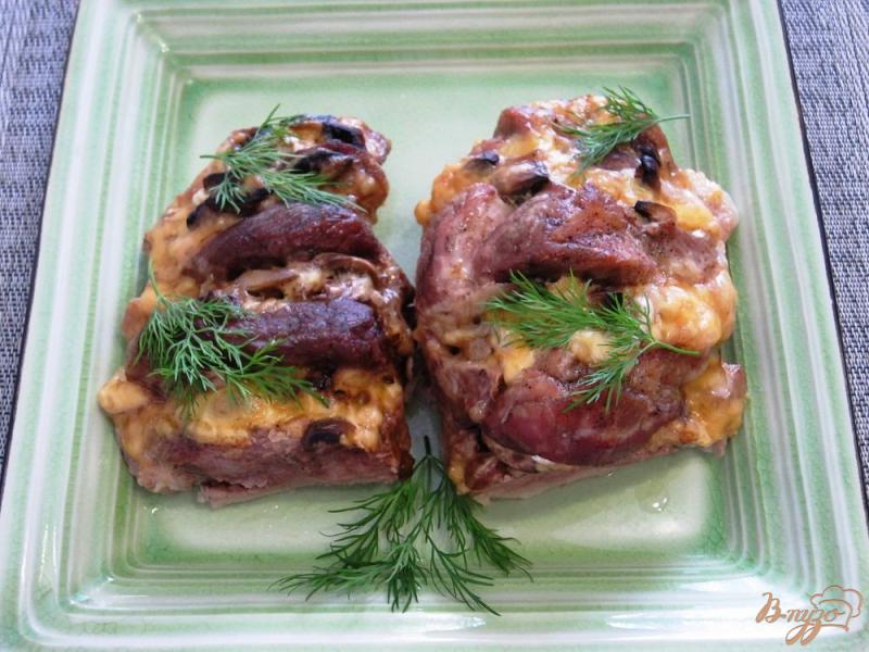 Фото приготовление рецепта: Мясо с сыром и грибами в духовке шаг №8