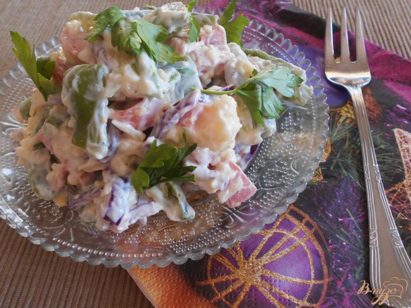 Фото приготовление рецепта: Салат со стручковой фасолью и вареной колбасой шаг №6