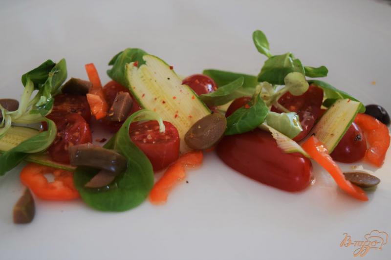 Фото приготовление рецепта: Сицилийский салат с помидорами и оливками шаг №5