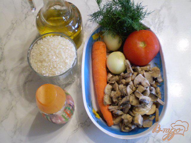 Фото приготовление рецепта: Рис с помидором и грибами в мультиварке шаг №1