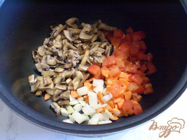 Фото приготовление рецепта: Рис с помидором и грибами в мультиварке шаг №3