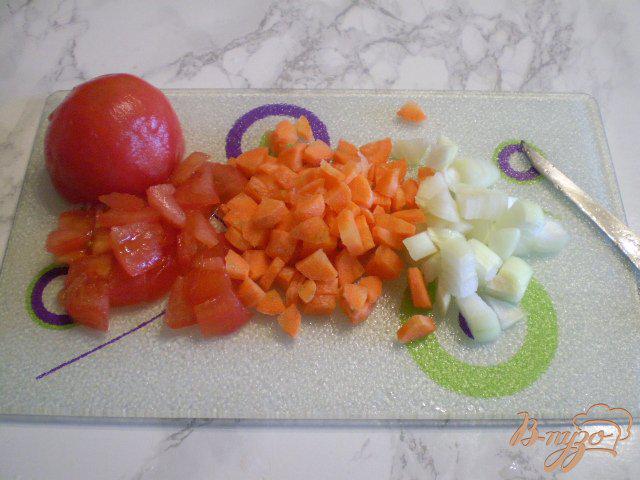 Фото приготовление рецепта: Рис с помидором и грибами в мультиварке шаг №2