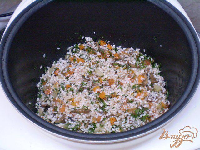 Фото приготовление рецепта: Рис с помидором и грибами в мультиварке шаг №6