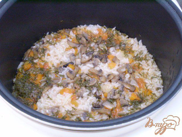 Фото приготовление рецепта: Рис с помидором и грибами в мультиварке шаг №8