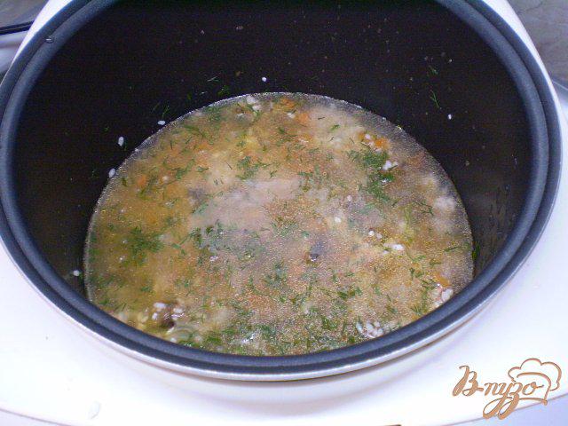 Фото приготовление рецепта: Рис с помидором и грибами в мультиварке шаг №7