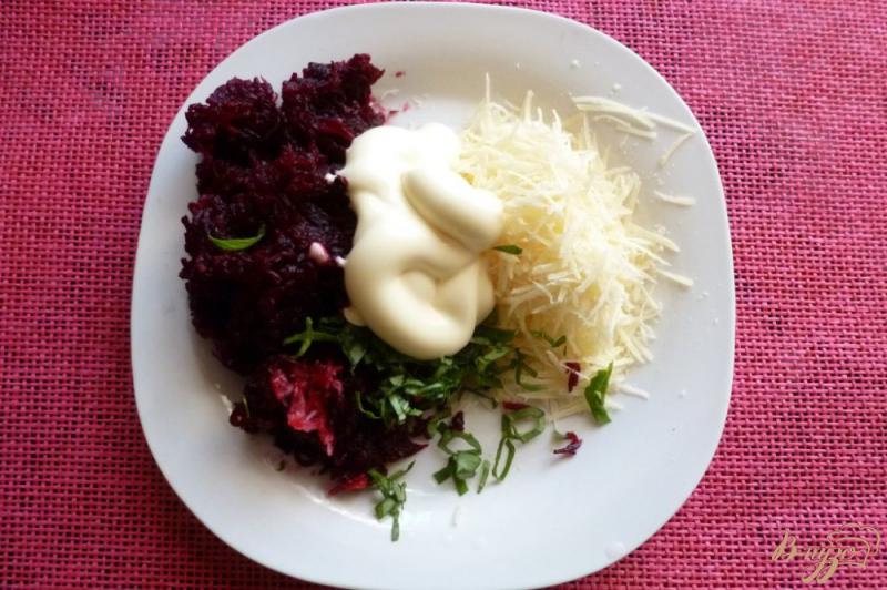 Фото приготовление рецепта: Салат из свеклы, базилика и сыра шаг №2