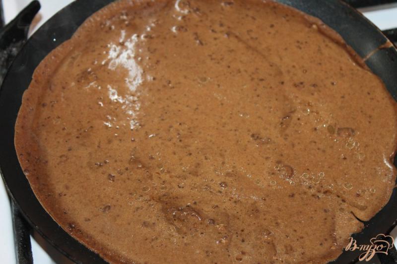 Фото приготовление рецепта: Шоколадные блинчики с клубникой и шоколадом шаг №2