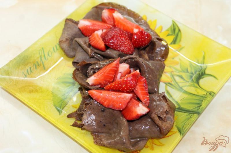 Фото приготовление рецепта: Шоколадные блинчики с клубникой и шоколадом шаг №6