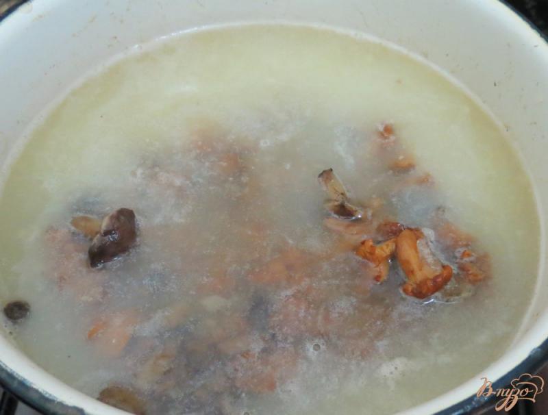 Фото приготовление рецепта: Суп с лисичками шаг №7