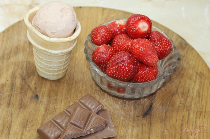 Фото приготовление рецепта: Нежный десерт с клубники и шоколада с добавлением мороженого шаг №1