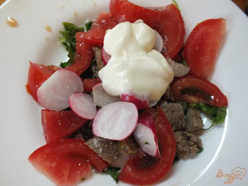 Фото приготовление рецепта: Салат с отварной говяжьей печенкой и помидорами шаг №5