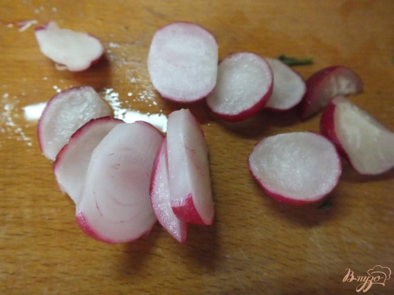 Фото приготовление рецепта: Салат с отварной говяжьей печенкой и помидорами шаг №4